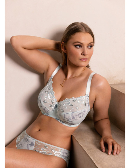 Inspiré du modèle Alicia Larges armatures pour plus de confort et un meilleur maintien Bonnets en trois pans et renfort latéral 