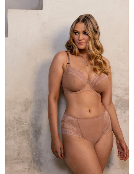 Dentelle stretch à l’avant et au dos Panneau avant doublé pour un confort total et plus d’opacité Dentelle avec bande stretch in